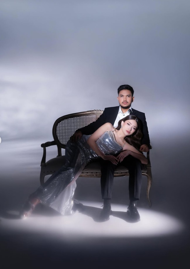Di keterangan unggahan, mantan istri Sule itu juga menuliskan pesan romantis untuk calon suaminya. hari semakin dekat syg , makasih udah menemani semua keluh kesah aku selama ini .. terimakasih sudah terima keadaanku dan menerima aku dan anakku .. semoga kamu bisa menjadi apa yang aku ingin kan dan menjadi calon bapak sambung yang sangat aku impikan, tulisnya. Foto: Instagram/@nathalieholscher