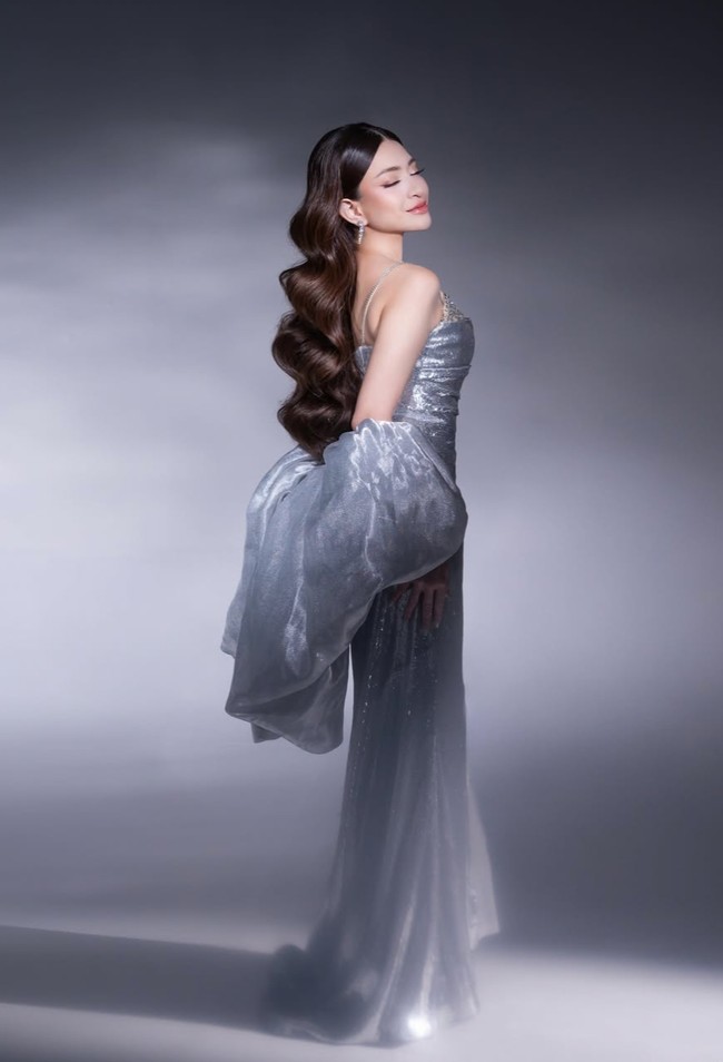 Sementara rambut Nathalie ditata dengan gaya gelombang besar yang rapi. Penampilannya semakin lengkap dengan anting panjang yang berkilau. Foto: Instagram/@nathalieholscher