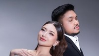 Hari semakin dekat syg, makasih udah menemani semua keluh kesah aku selama ini .. terimakasih sudah terima keadaanku dan menerima aku dan anakku .. semoga kamu bisa menjadi apa yang aku ingin kan dan menjadi calon bapak sambung yang sangat aku impikan, tulis Nathalie dalam unggahan foto terbarunya dengan Aripat. Foto: Instagram/@nathalieholscher