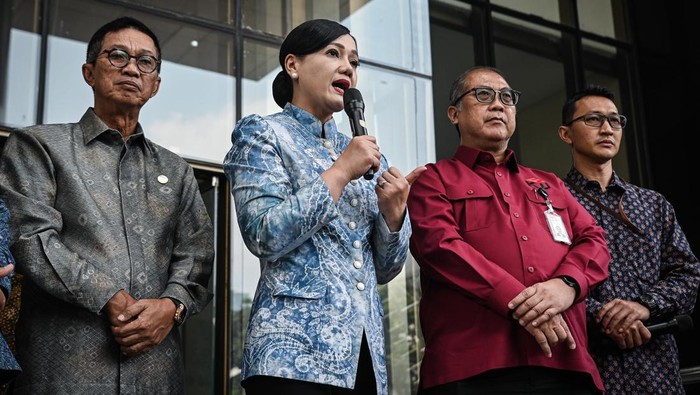 Ketua Dewan Komisioner Otoritas Jasa Keuangan (OJK) Friderica Widyasari Dewi (kedua kiri) didampingi Sekretaris Jenderal KPK Cahya Hardianto Harefa (kedua kanan) menyampaikan keterangan usai melaksanakan audiensi di Gedung Merah Putih KPK, Jakarta, Kamis (18/6/2026). KPK menerima audiensi OJK untuk menjalin kerjasama dalam program pencegahan dan penindakan korupsi terutama di sektor jasa keuangan. ANTARA FOTO/Sulthony Hasanuddin