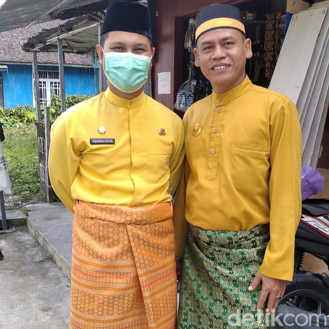 Pakaian adat teluk belanga khas Melayu Kalteng. Pakaian adat teluk belanga khas Melayu Kalteng.