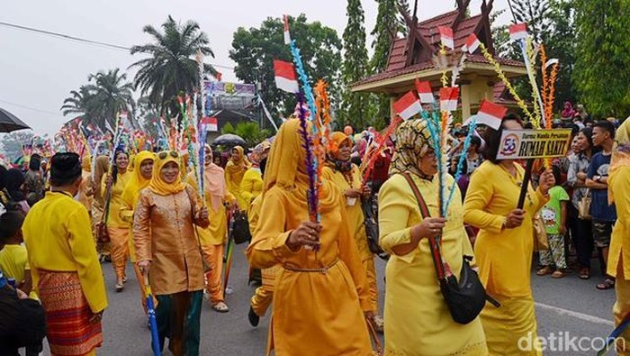Pakaian adat teluk belanga khas Melayu Kalteng.
