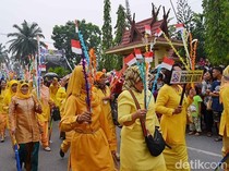 Teluk Belanga, Warisan Busana Pria yang Tak Pudar di Pangkalan Bun