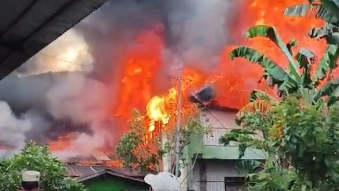 Dua rumah di Kota Palopo, Sulawesi Selatan (Sulsel) ludes terbakar.