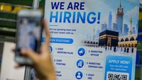 Pemerintah Kota Bandung melalui Dinas Ketenagakerjaan menggelar pameran bursa kerja yang menyediakan sebanyak 2.361 lowongan pekerjaan dari 20 perusahaan yang digelar sebagai wadah bagi pencari kerja untuk mendapatkan informasi lowongan pekerjaan sekaligus pemenuhan lapangan kerja profesional di Kota Bandung. Foto: ANTARA FOTO/RAISAN AL FARISI