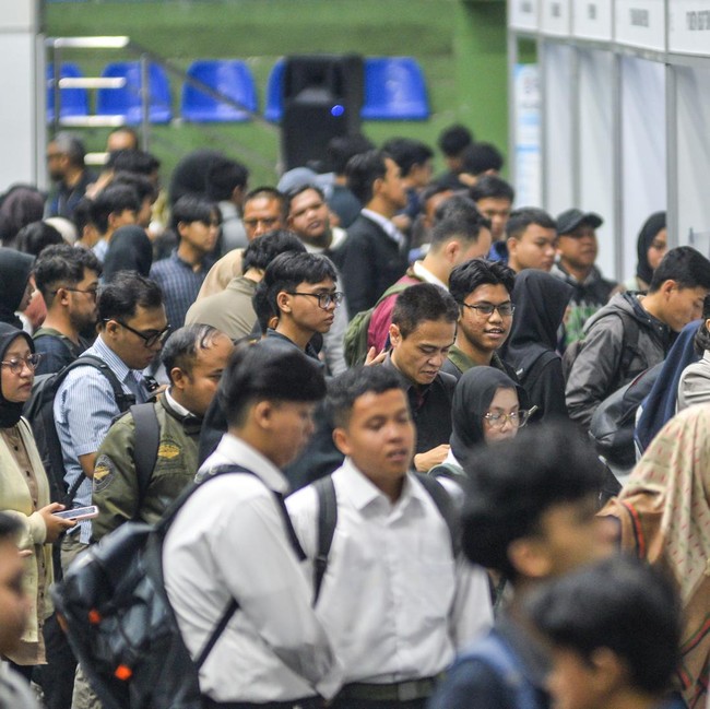 Pencari Kerja Serbu Bursa Kerja