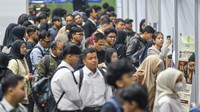 Pencari kerja mencari informasi di stan perusahaan yang menyediakan lowongan pekerjaan pada pameran bursa kerja di GOR KONI Kota Bandung, Jawa Barat, Kamis (18/6/2026). Foto: ANTARA FOTO/RAISAN AL FARISI