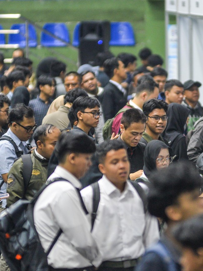 Pencari Kerja Serbu Bursa Kerja
