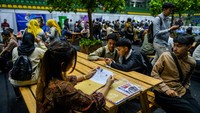 Pameran bursa kerja tersebut mendapat antusiasme tinggi dari masyarakat, terutama lulusan baru dan pencari kerja yang ingin memperoleh pekerjaan sesuai kompetensi mereka. Kegiatan ini juga menjadi upaya Pemerintah Kota Bandung untuk mempertemukan pencari kerja dengan dunia usaha secara langsung, sekaligus membantu menekan angka pengangguran melalui penyediaan ribuan peluang kerja di berbagai sektor industri. Foto: ANTARA FOTO/RAISAN AL FARISI