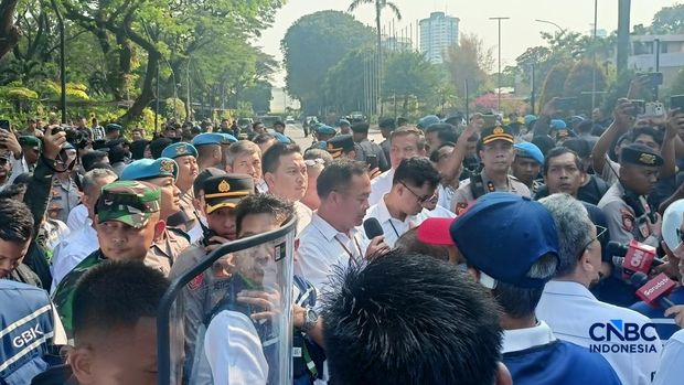 Panitera PN Jakarta Pusat Azhar. (CNBC Indonesia/Ferry Sandi) Panitera PN Jakarta Pusat Azhar. (CNBC Indonesia/Ferry Sandi)