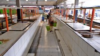 Sejumlah pedagang daging sapi di pasar tradisional wilayah Magelang melakukan aksi mogok berjualan sebagai bentuk protes atas langkanya pasokan dan mahalnya harga daging sapi. ANTARA FOTO/Anis Efizudin