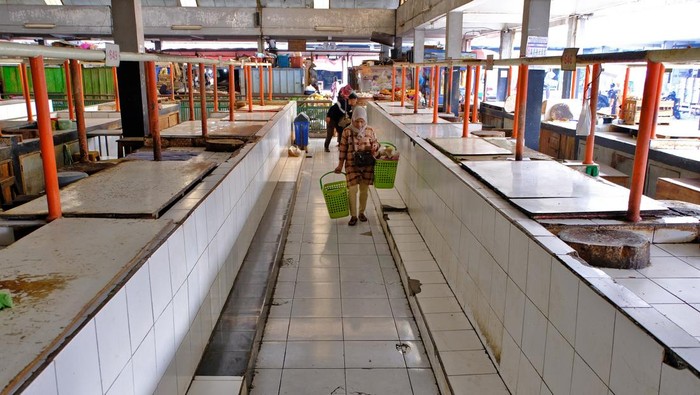Warga berjalan melintasi los daging sapi di Pasar Rejowinangun Kota  Magelang, Jawa Tengah, Kamis (18/6/2026). Pedagang daging sapi di sejumlah pasar tradisional di wilayah Magelang melakukan aksi mogok jualan sebagai bentuk protes terhadap langkanya pasokan dan mahalnya harga daging sapi yaitu mencapai Rp145 ribu - Rp150 per kilogram yang berpengaruh terhadap daya beli masyarakat. ANTARA FOTO/Anis Efizudin/nz