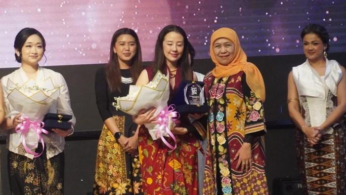 Pemeran film Jangan Buang Ibu saat konpers di Surabaya