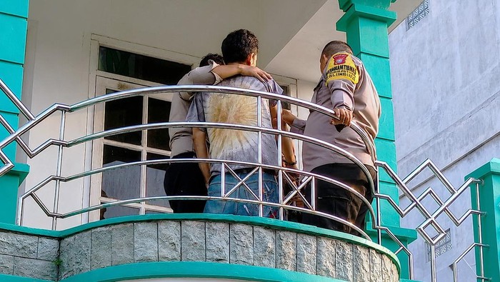 Penanganan pria mengamuk di Kota Malang