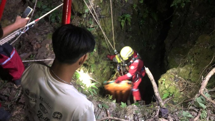 Proses evakuasi jenazah Rujito, yang ditemukan tewas dalam luweng di Alas Turi, Kadisobo, Girimulyo, Panggang, Gunungkidul, Rabu (17/6/2026) malam.
