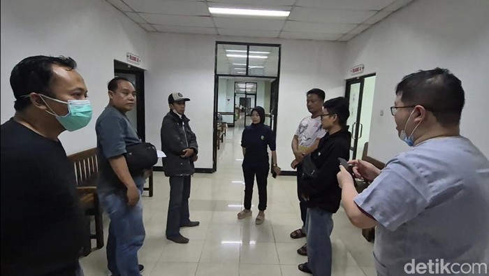 Keluarga Lutfiana, wanita yang ditemukan tewas di semak-semak tepi jalan Lingkar Weleri, Kendal, saat menerima penjelasan dari dokter forensik di RS Bhayangkara Semarang, Senin (15/6/2026).