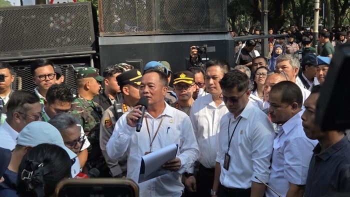 Pengandilan Negeri (PN) Jakarta Pusat memulai eksekusi lahan Hotel Sultan hari ini. Pembacaan putusan eksekusi itu dibacakan oleh panitera PN Jakpus Azhar (Taufiq/detikcom)