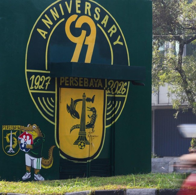 Foto: Kota Surabaya Berhias Mural Anniversary Persebaya