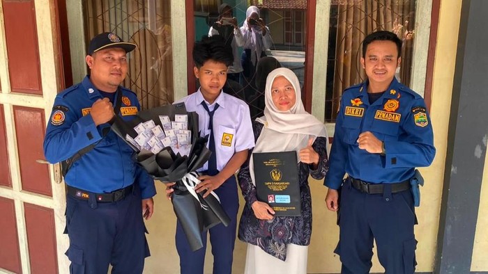 Petugas damkar Ciamis saat mewakili ambil rapor