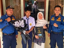 Ketika Seragam Damkar Menjadi Sandaran Seorang Siswa di Ciamis
