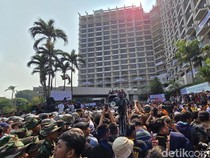 Video Polisi: Dilempari Batu, 29 Petugas Luka-luka Saat Eksekusi Hotel Sultan Jakarta