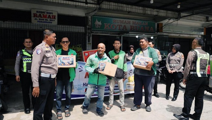Polantas menyapa warga di Riau, bagikan bansos dan bedah rumah jelang HUT Bhayangkara ke-80, Kamis (18/6/2026).