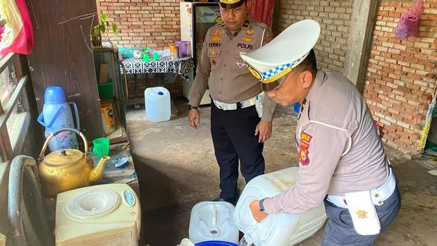 Polantas menyapa warga di Riau, bagikan bansos dan bedah rumah jelang HUT Bhayangkara ke-80, Kamis (18/6/2026).