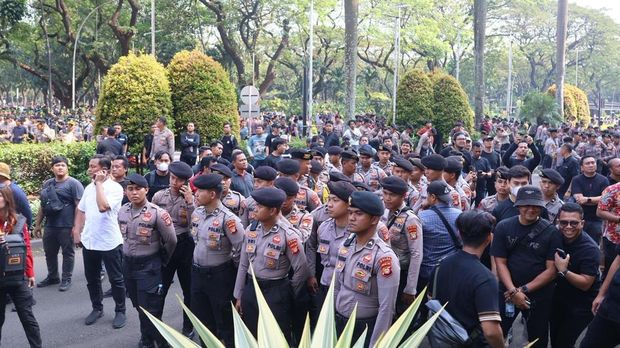 Polda Metro Jaya mengawal eksekusi eks Hotel Sultan, GBK, Jakarta, Kamis (18/6/2026).
