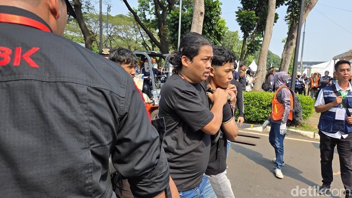 Polisi mengamankan sejumlah orang buntut ricuh eksekusi Hotel Sultan, Jakarta Pusat, Kamis (18/6/2026) siang.