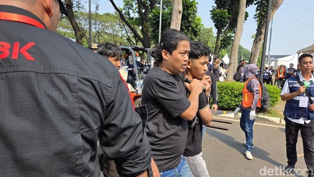 Polisi mengamankan sejumlah orang buntut ricuh eksekusi Hotel Sultan, Jakarta Pusat, Kamis (18/6/2026) siang. Polisi mengamankan sejumlah orang buntut ricuh eksekusi Hotel Sultan, Jakarta Pusat, Kamis (18/6/2026) siang.