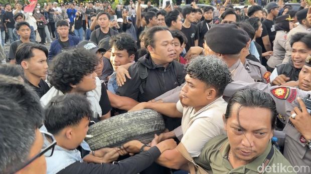 Polisi mengambil ban yang dibawa mahasiswa aksi di Pontianak.