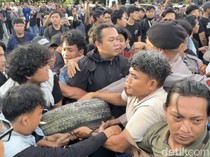 Polisi Amankan Ban yang Dibawa Mahasiswa dalam Aksi Tugu Digulis Pontianak