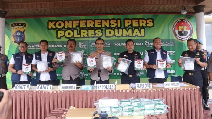 Polres Dumai mengungkap kasus 5 kilogram sabu yang dibawa jastiper dari Malaysia di Pelabuhan Dumai, pada Sabtu (16/5/2026).