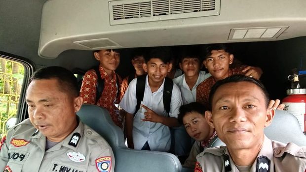 Polres Kotamobagu menggelar program polisi antar anak sekolah menjelang HUT ke-80 Bhayangkara. Dokumen Istimewa Polres Kotamobagu menggelar program polisi antar anak sekolah menjelang HUT ke-80 Bhayangkara. Dokumen Istimewa