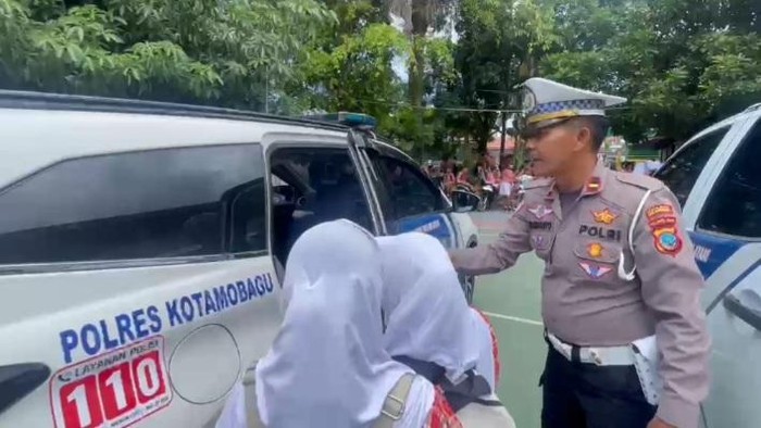 Polres Kotamobagu menggelar program polisi antar anak sekolah menjelang HUT ke-80 Bhayangkara. Dokumen Istimewa