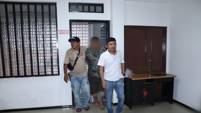 Polsek Kalideres menangkap pelaku penipuan dengan modus buka aura.