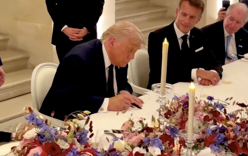 Presiden Amerika Serikat, Donald Trump, menandatangani Nota Kesepahaman Iran di Istana Versailles, Prancis, pada Rabu (17/6), sesaat sebelum menghadiri jamuan makan malam yang diselenggarakan oleh Presiden Prancis, Emmanuel Macron. (Tangkapan Layar Video Reuters/DAN SCAVINO/@SCAVINO47 VIA X)