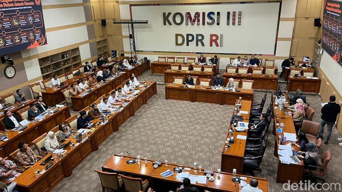 Rapat dengar pendapat (RDP) dan rapat dengan pendapat umum (RDPU) bersama Komisi III DPR dan korban Hanania Travel.