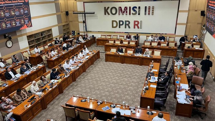 Korban Hanania Travel menyampaikan keluhan usai ditipu oleh Hanania Travel di Komisi III DPR, kompleks parlemen, Senayan, Kamis (18/6/2026).