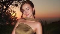 Dari Siang hingga Senja, Pesona Anggun Rebecca Klopper Gak Hilang