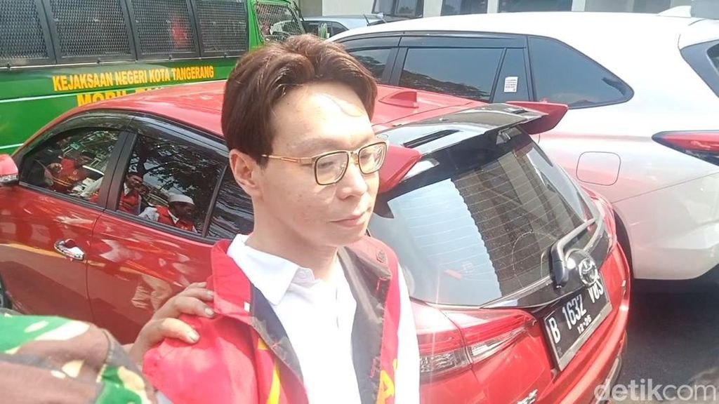 Penampilan Richard Lee Pakai Rompi Tahanan Jelang Sidang Perdana
