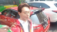 Penampilan Richard Lee Pakai Rompi Tahanan Jelang Sidang Perdana