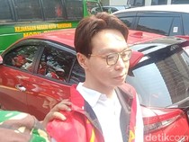 Penampilan Richard Lee Pakai Rompi Tahanan Jelang Sidang Perdana