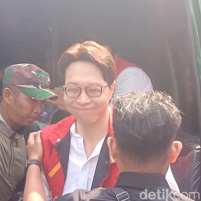 Senyum Richard Lee di Sidang Perdana Dugaan Pelangaran Perlindungan Konsumen