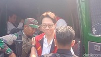 Senyum Richard Lee di Sidang Perdana Dugaan Pelangaran Perlindungan Konsumen