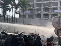 Video: Eksekusi Hotel Sultan Ricuh, Massa Simpatisan Melawan!