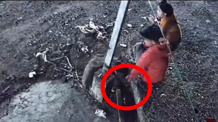 Sejoli terekam CCTV tempel paket sabu di Makassar.