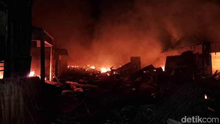 Sejumlah kios di Pasar Parluasan Siantar ludes terbakar. (Heri Rafael Silaen/detikSumut)
