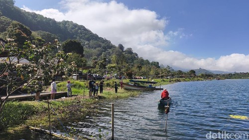 Sejumlah warga mengisi waktu libur Galungan dengan memancing ikan di tepi Danau Buyan, Kecamatan Sukasada, Buleleng, Bali. Kamis (18/6/2026). (Foto: Made Wijaya Kusuma/detikBali)