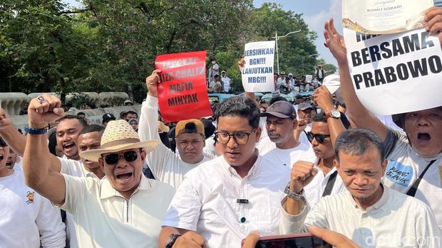 Sekelompok massa menggelar unjuk rasa di kawasan Patung Kuda, Jakpus. Mereka meminta agar program Makan Bergizi Gratis (MBG) terus dilanjutkan. (Adhfar AS/detikcom)